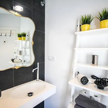 L'appartement, Luxury